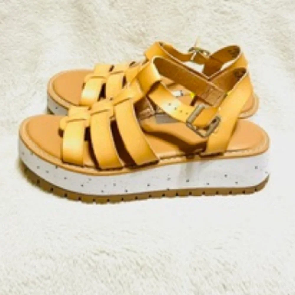 (NEW) Universal Thread - Tan Platform Sandals - Size 8 1/2 - Picture 3 of 4
